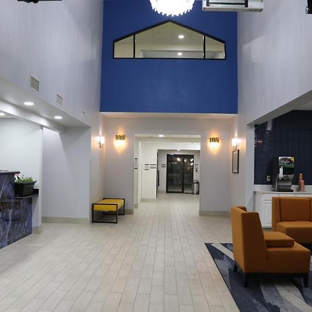 Quality Inn & Suites Buda Bagian luar foto
