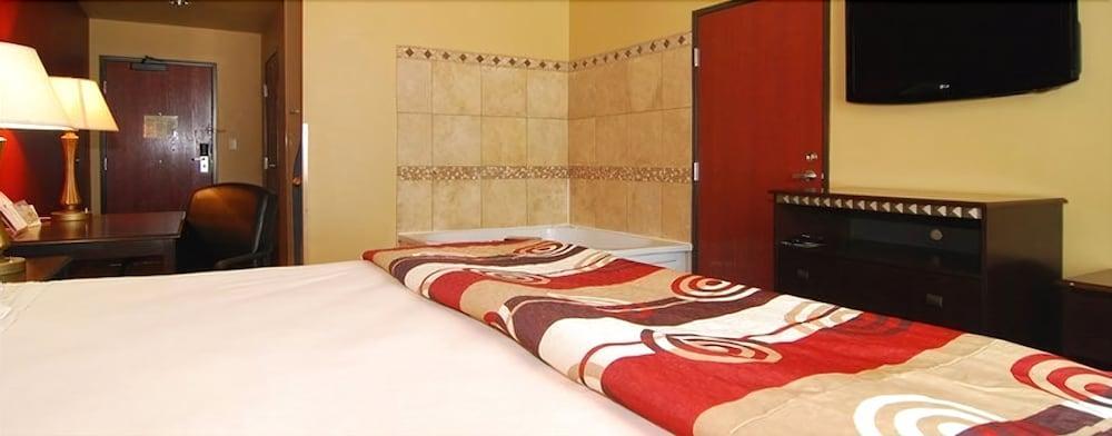 Quality Inn & Suites Buda Bagian luar foto