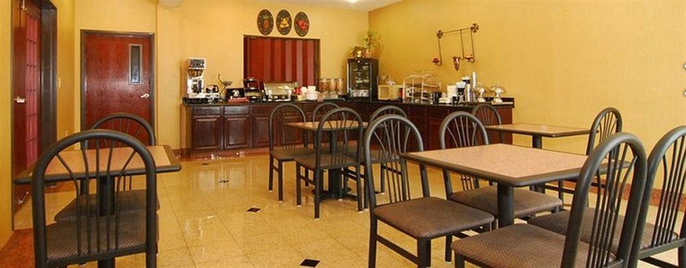 Quality Inn & Suites Buda Bagian luar foto