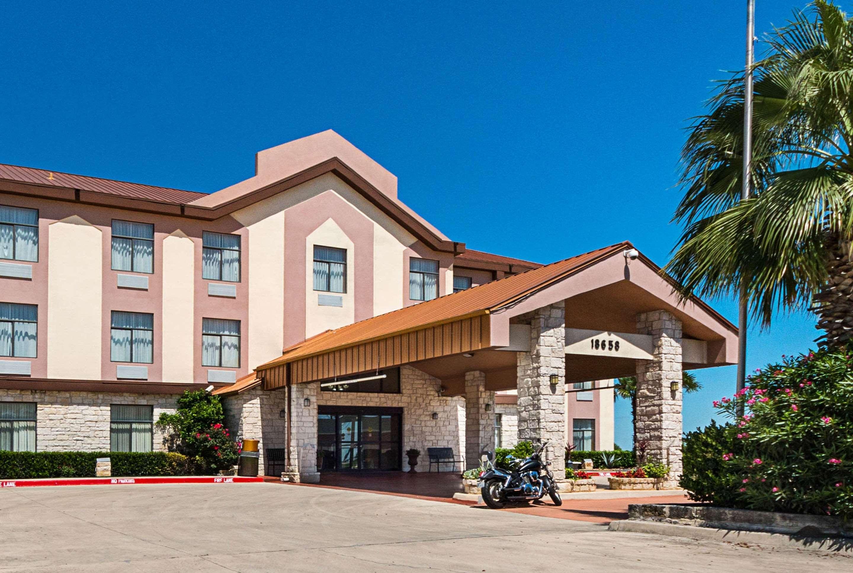 Quality Inn & Suites Buda Bagian luar foto