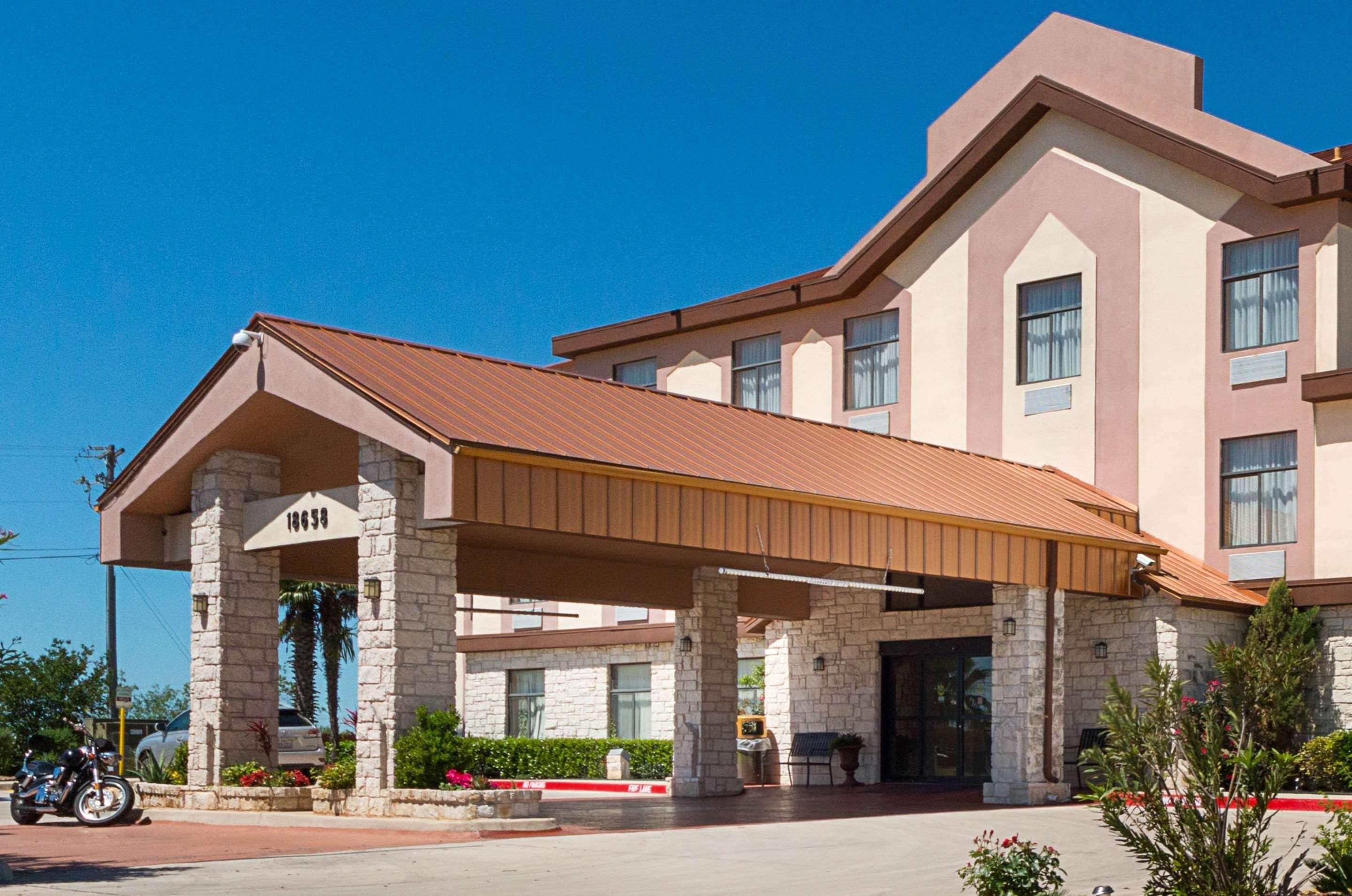Quality Inn & Suites Buda Bagian luar foto
