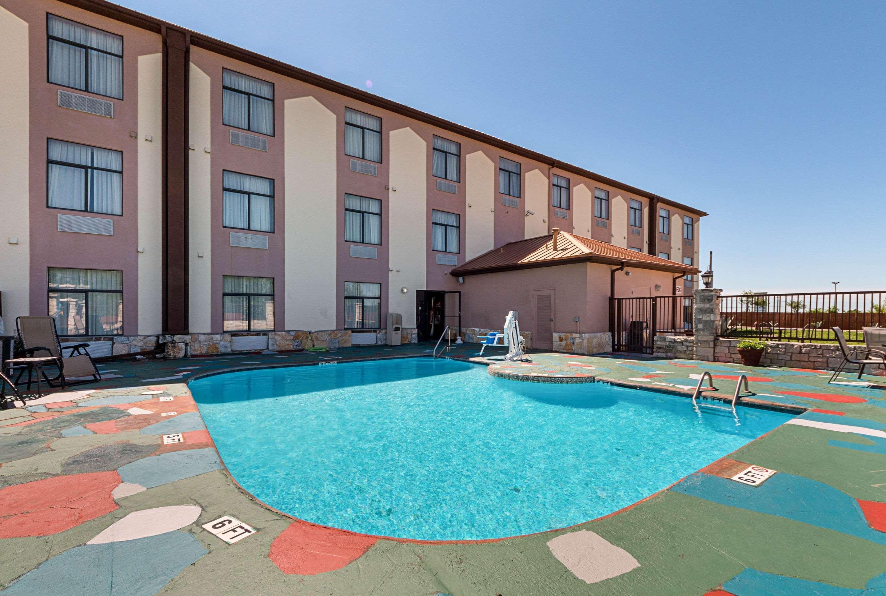 Quality Inn & Suites Buda Bagian luar foto