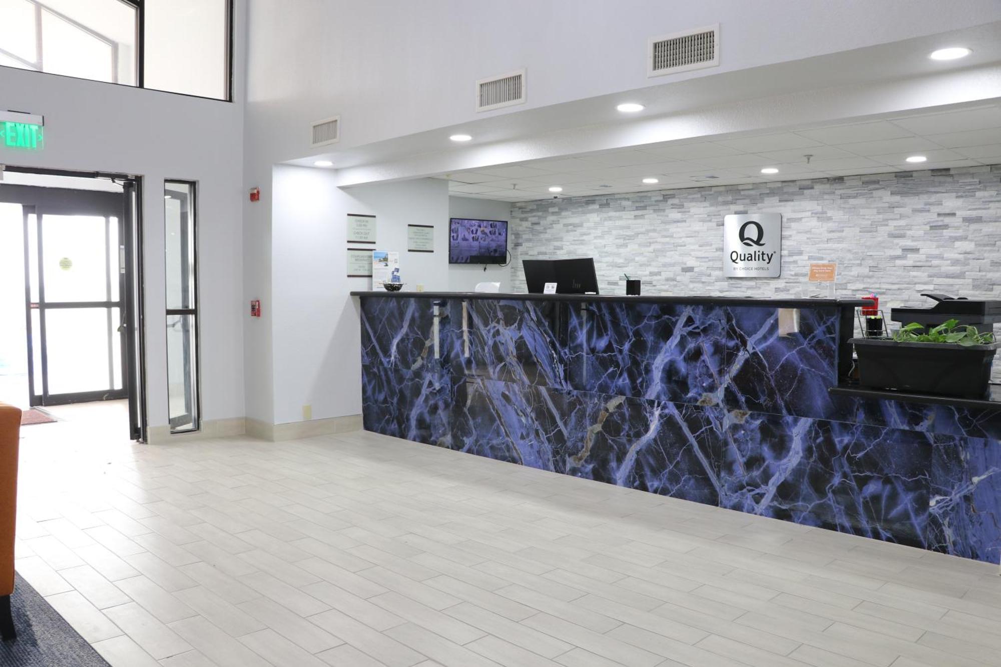Quality Inn & Suites Buda Bagian luar foto