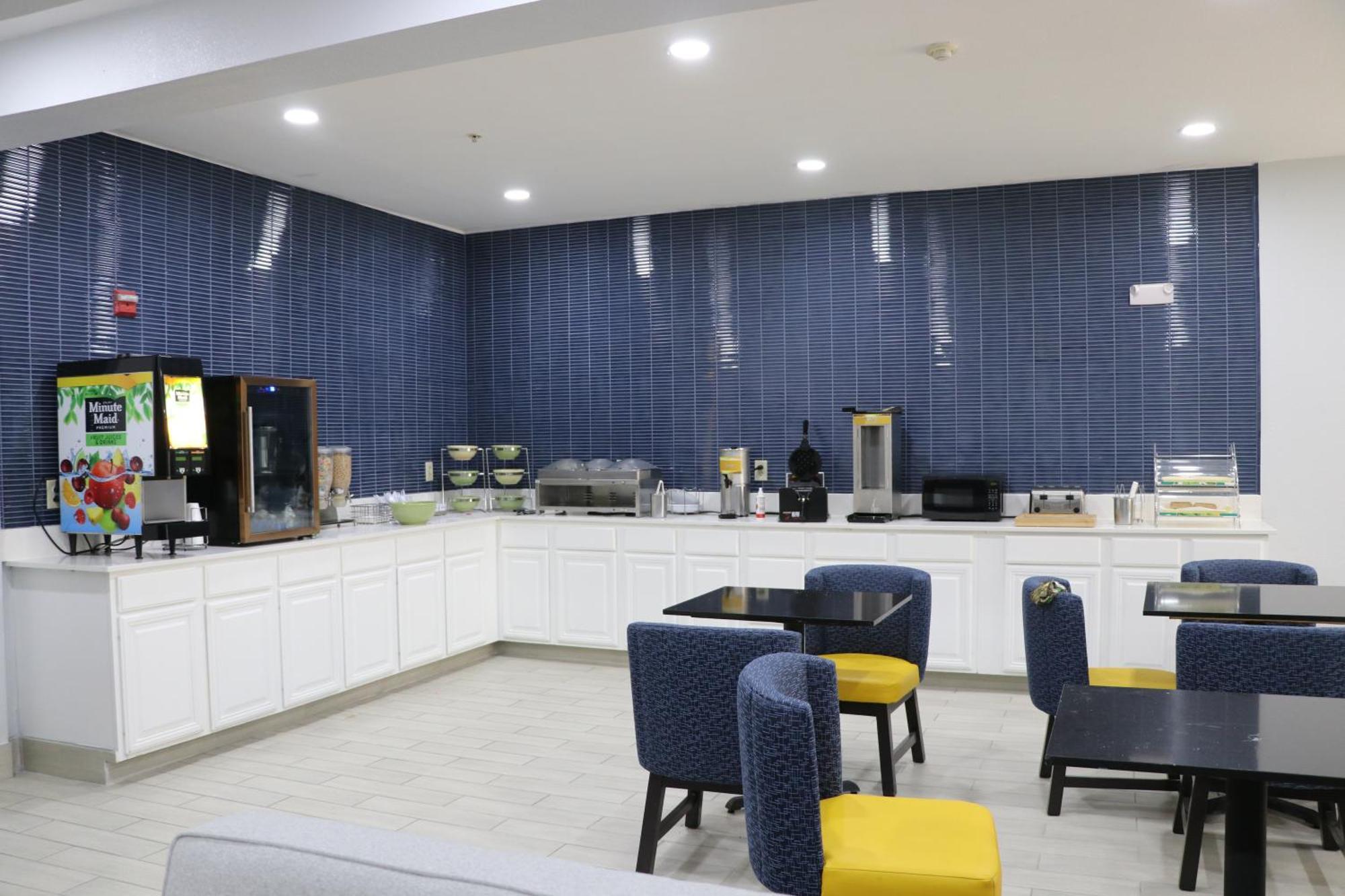 Quality Inn & Suites Buda Bagian luar foto