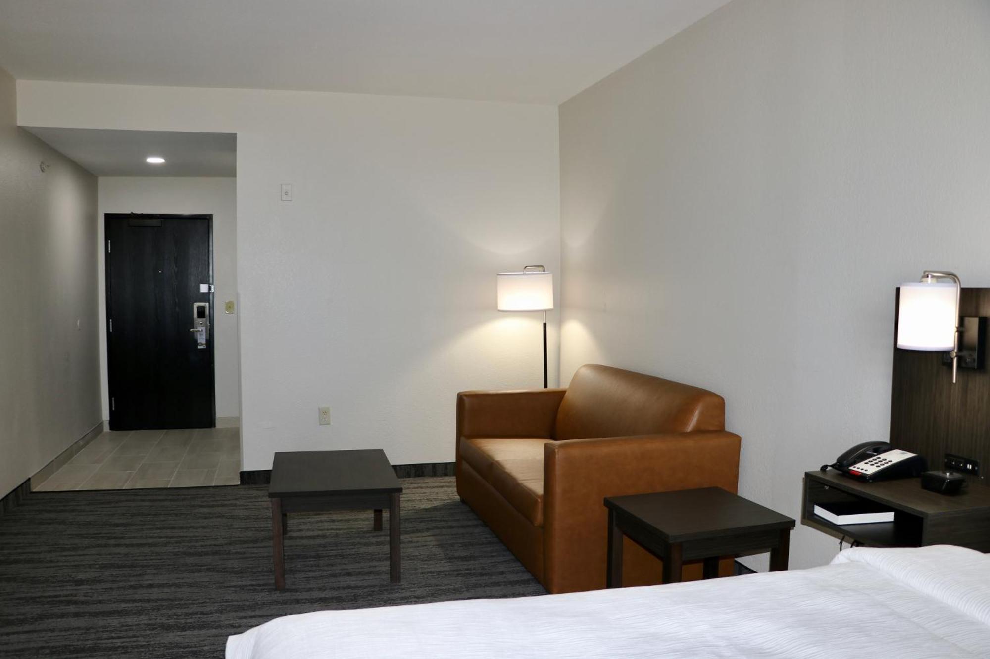 Quality Inn & Suites Buda Bagian luar foto