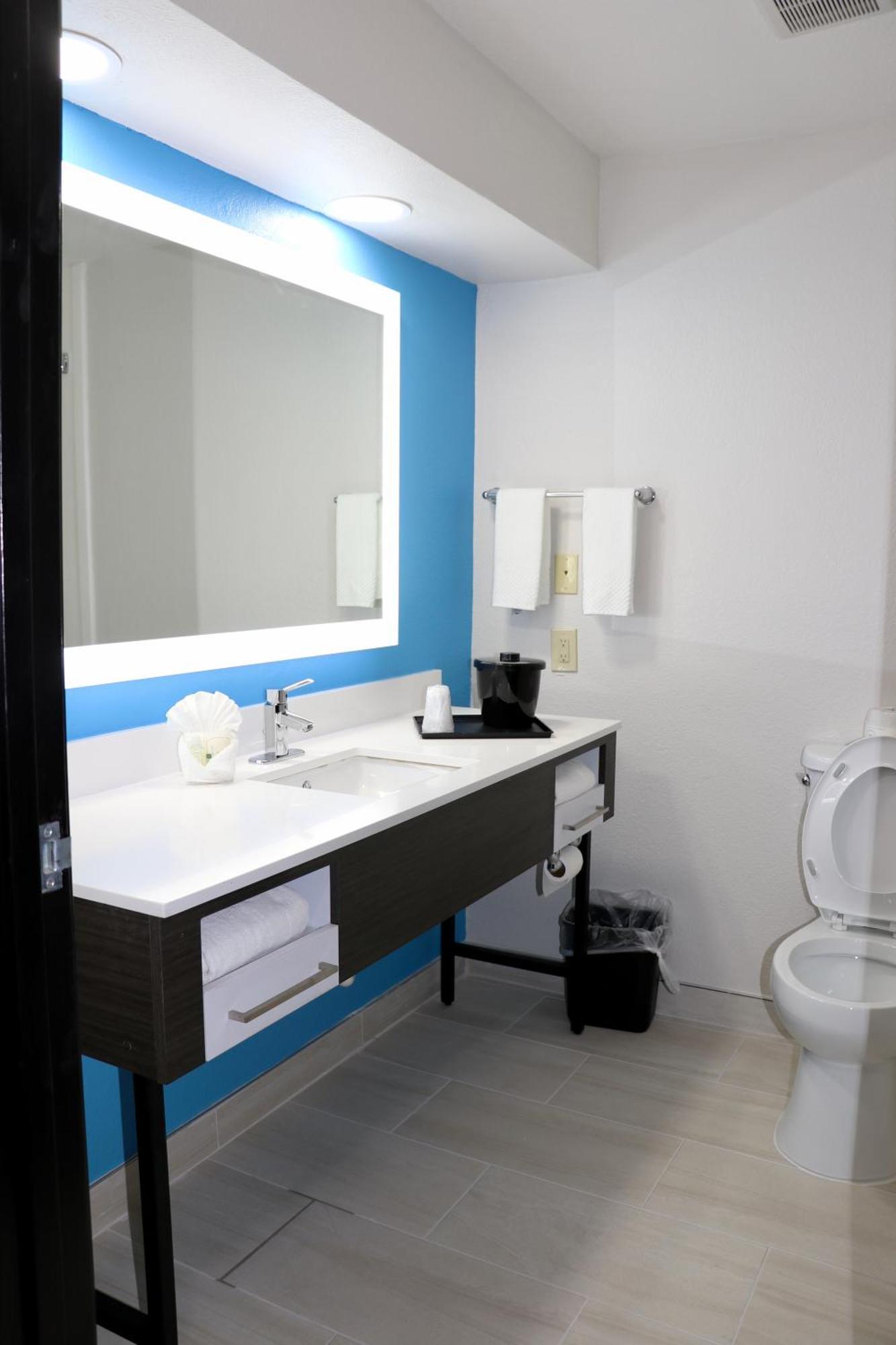Quality Inn & Suites Buda Bagian luar foto