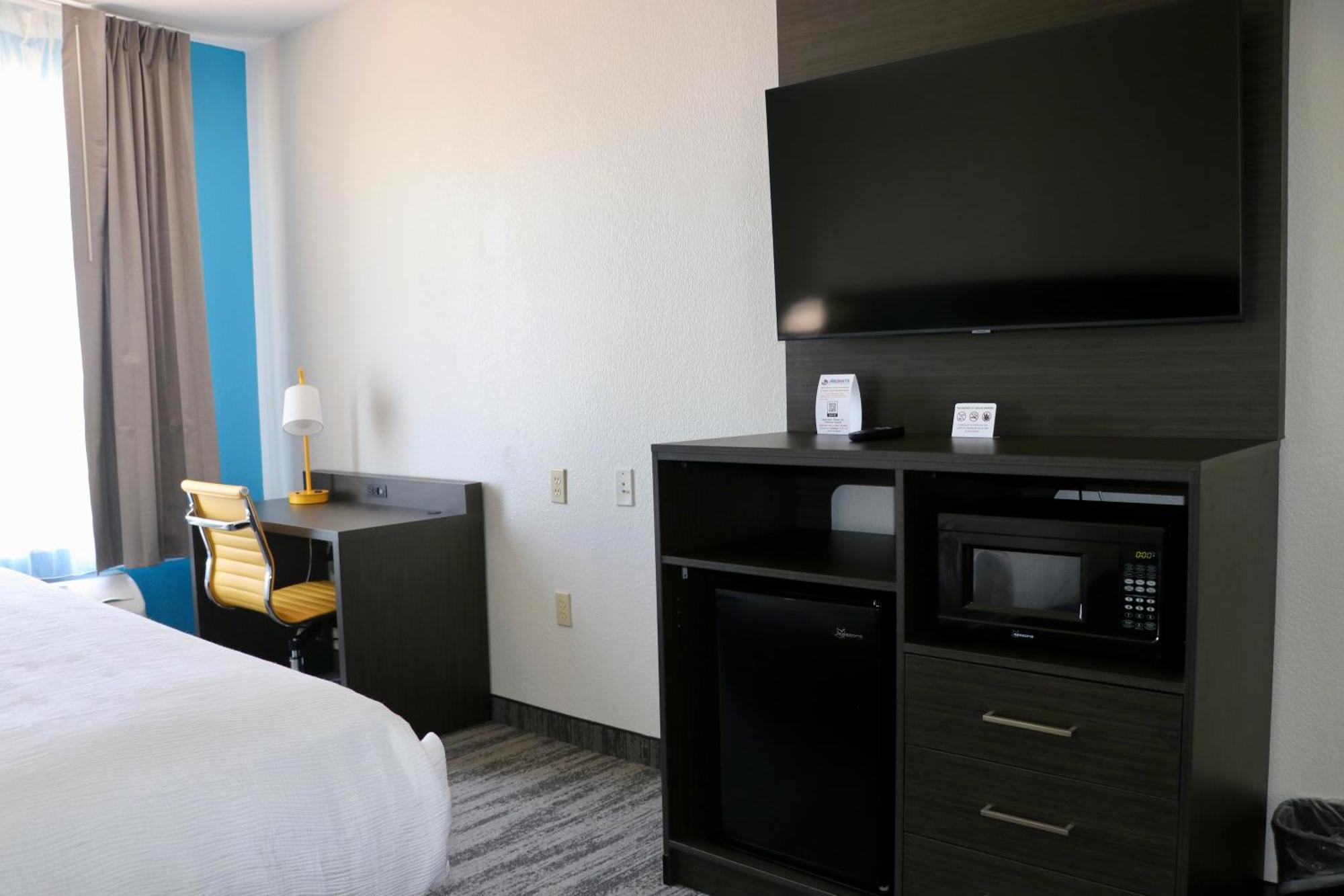 Quality Inn & Suites Buda Bagian luar foto