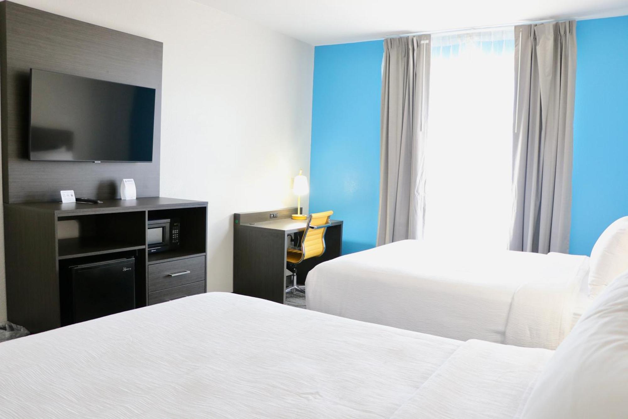 Quality Inn & Suites Buda Bagian luar foto