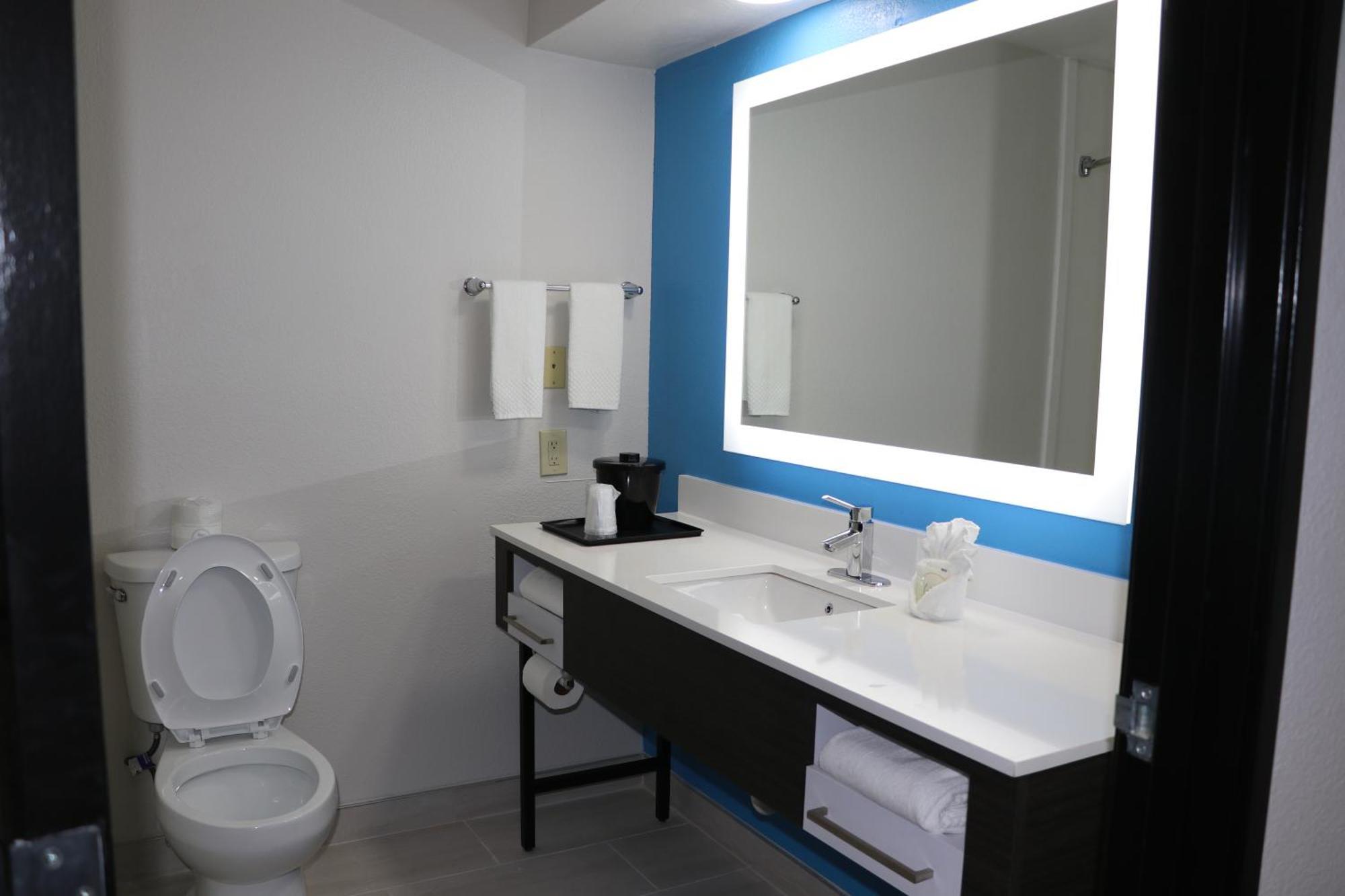 Quality Inn & Suites Buda Bagian luar foto