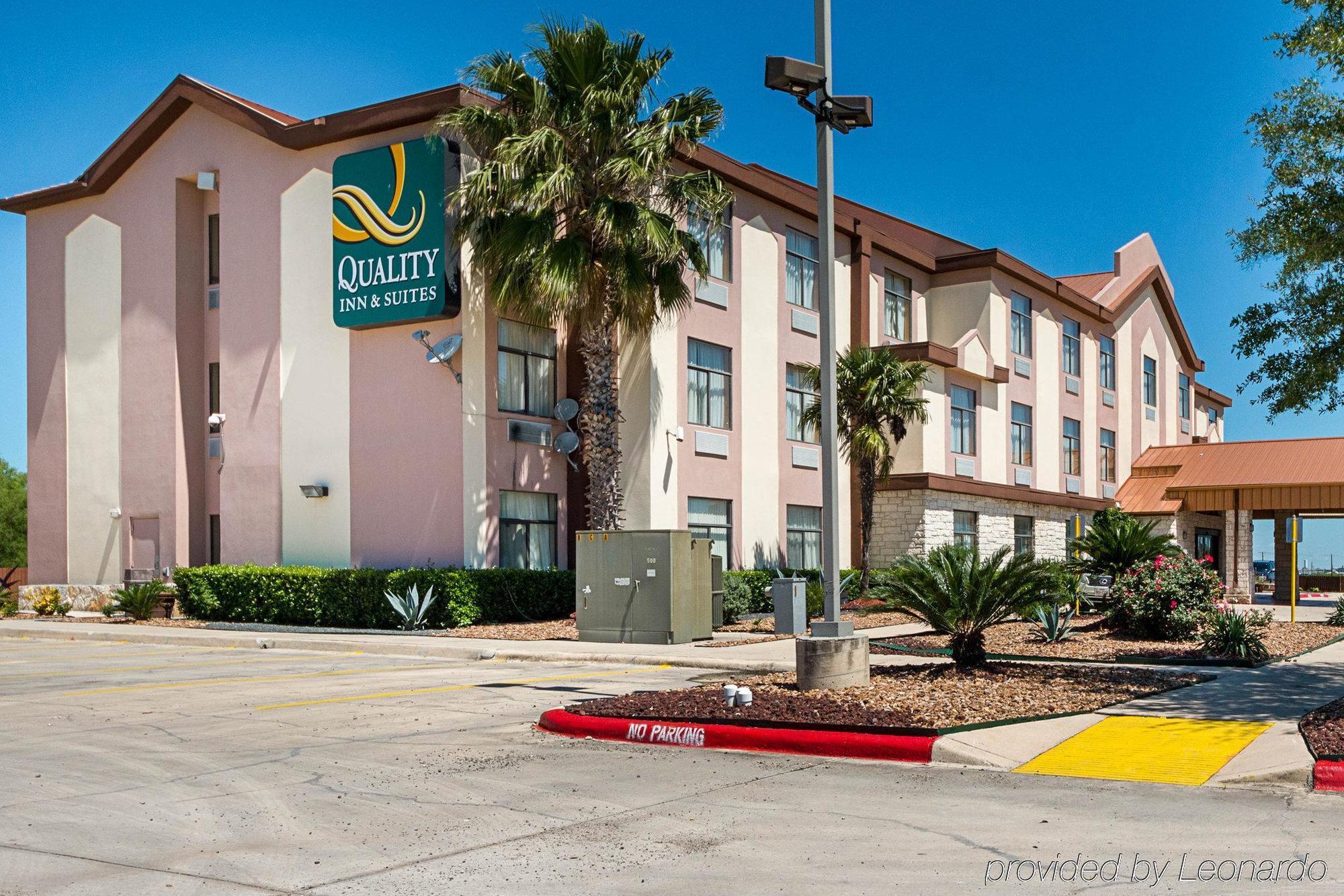 Quality Inn & Suites Buda Bagian luar foto