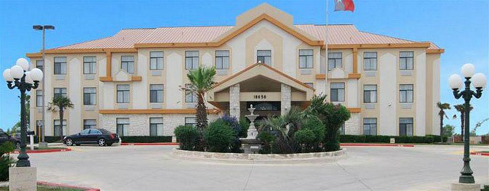 Quality Inn & Suites Buda Bagian luar foto