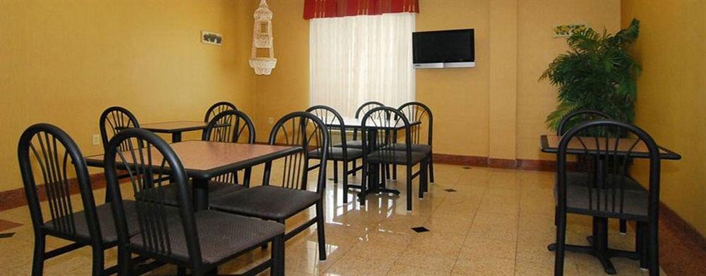 Quality Inn & Suites Buda Bagian luar foto